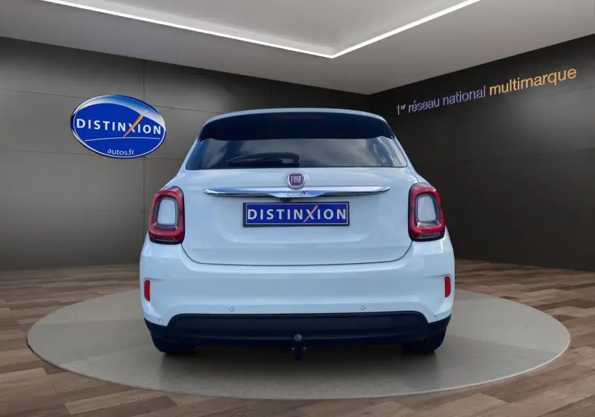 Vue arrière d'une FIAT 500X blanche version Urban Look Opening Edition, avec logo et plaque Distinxion visibles.