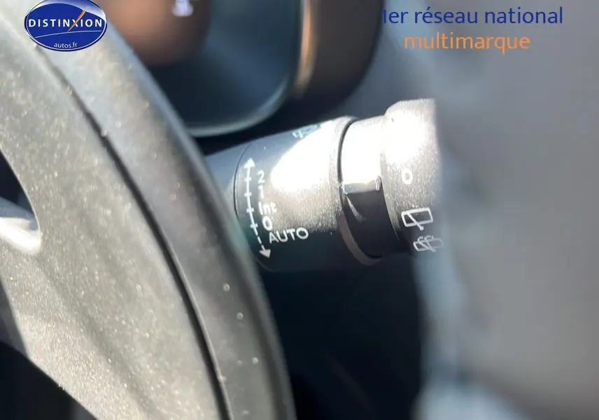 Gros plan sur la commande d'essuie-glace à gauche du volant du Citroën C5 Aircross noir 2025.