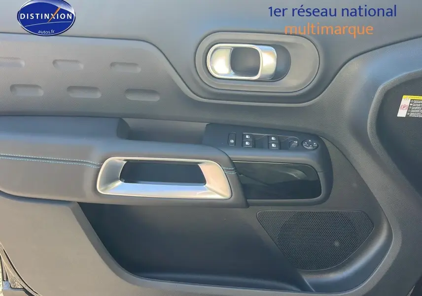 Détail de la porte avant gauche noire du Citroën C5 Aircross 2025 avec commandes de vitres et poignée argentée.