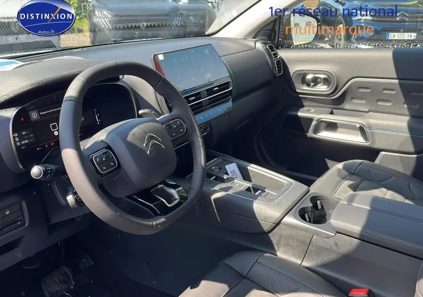 Intérieur du Citroën C5 Aircross 2025 vu côté conducteur, tableau de bord numérique et écran tactile central visibles.