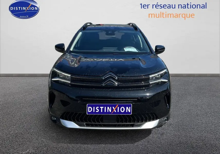 Vue frontale d'un Citroën C5 Aircross noir avec calandre distinctive et barres de toit visibles sur fond neutre.