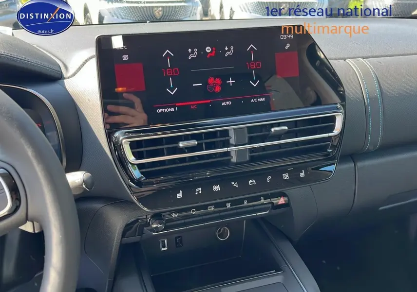 Tableau de bord et console centrale du Citroën C5 Aircross noir 2025 avec écran tactile et climatisation bi-zone.