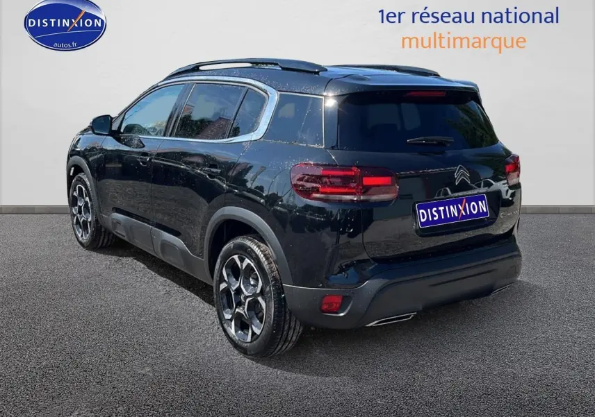Vue 3/4 arrière droite du Citroën C5 Aircross noir avec jantes alu 18 pouces et toit bi-ton noir perla nera.