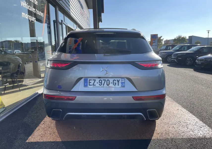 Vue arrière du DS7 gris Artens 2018 avec feux LED caractéristiques et double sortie d'échappement carrée.