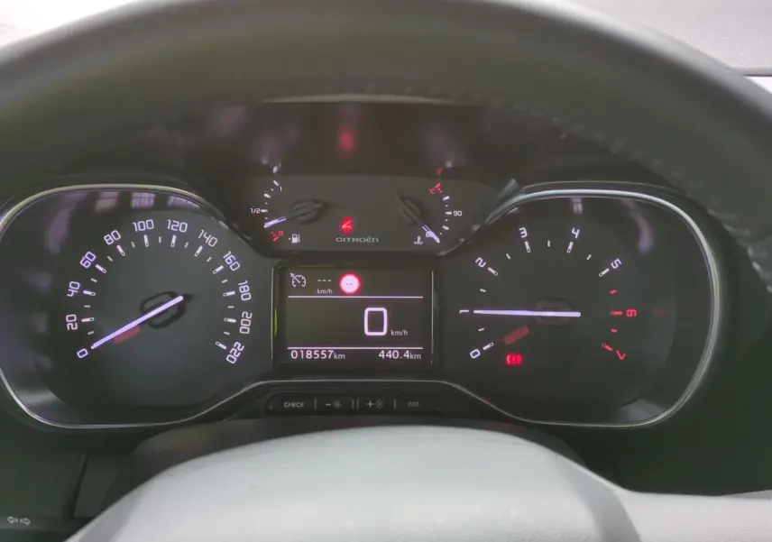 Vue rapprochée du tableau de bord numérique du Citroën C3 Aircross gris foncé, affichant la vitesse à 0 km/h.