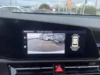 Affichage de la caméra de recul sur l'écran intérieur d'une KIA Niro EV blanche 2024, vue depuis l'habitacle.