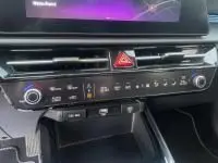 Gros plan sur la console centrale du Kia Niro EV 204 CV Active 2024, montrant les commandes tactiles et la finition noire brillante.