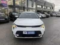 Vue de face d'un KIA NIRO EV 204 CV Active blanc 2024, avec calandre fermée caractéristique des modèles électriques.