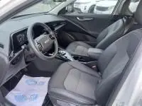 Intérieur du Kia Niro EV 204 CV Active 2024, vue côté conducteur, sièges gris et tableau de bord moderne avec écran tactile.