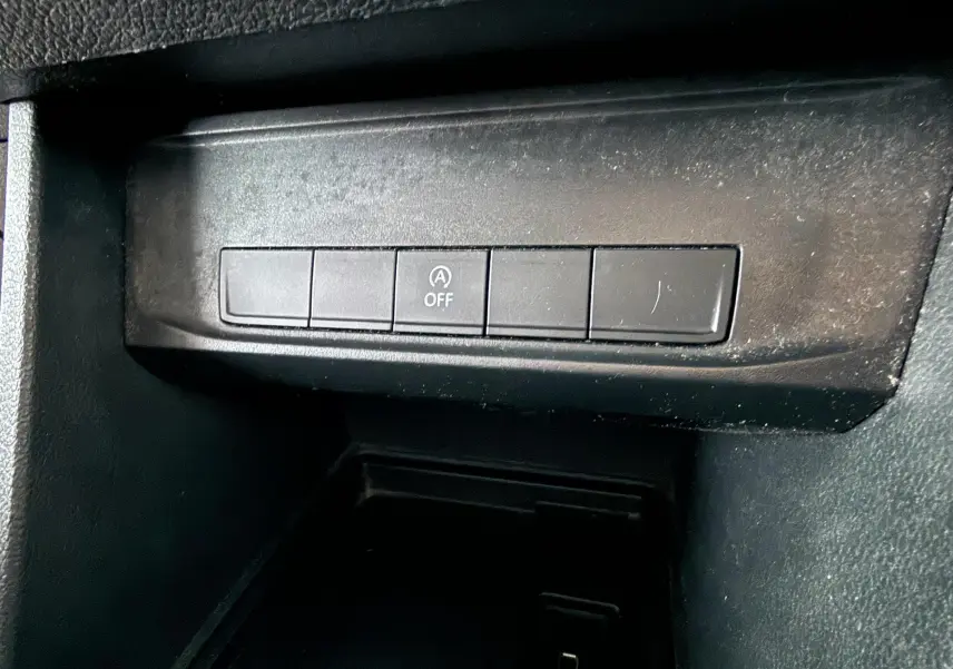 Gros plan sur les boutons de commande noirs du tableau de bord d’un Volkswagen Caddy Maxi Long 2017.