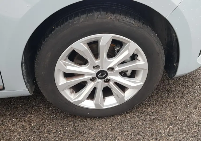 Gros plan sur la roue avant droite gris clair d'une Renault Clio V Blue dCi 2025 avec jante alliage moderne.