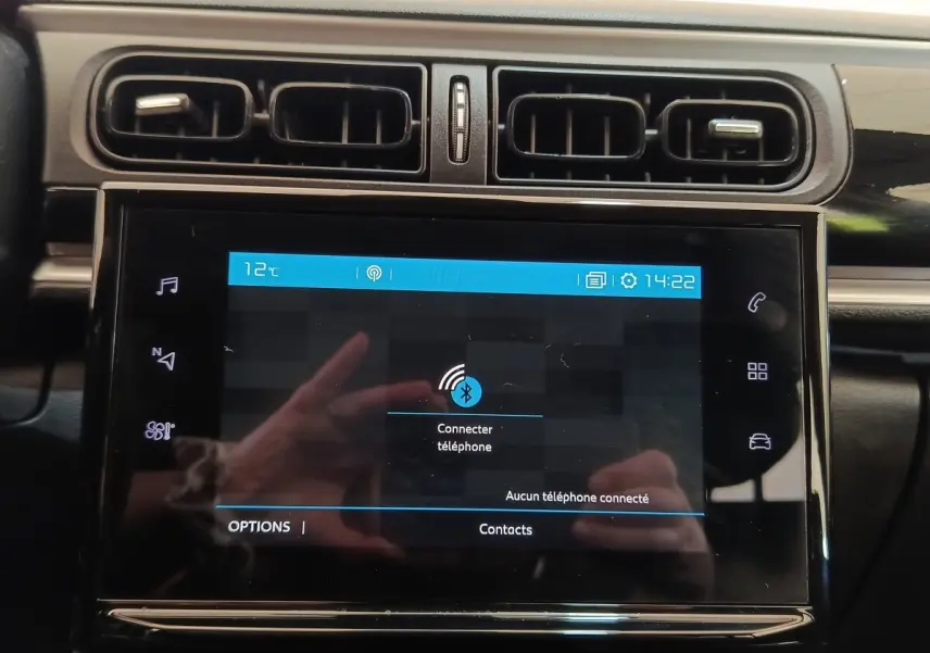 Écran tactile central noir de la Citroën C3 2022, affichant la connexion Bluetooth, entouré de grilles d'aération.