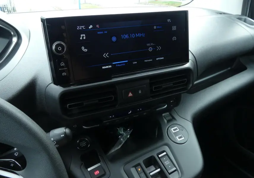 Vue intérieure du tableau de bord du Peugeot Partner 2025 avec écran tactile 10 pouces et commandes modernes.