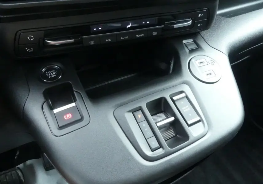 Vue rapprochée de la console centrale du Peugeot Partner 2025 avec boîte auto et commandes de climatisation intégrées.