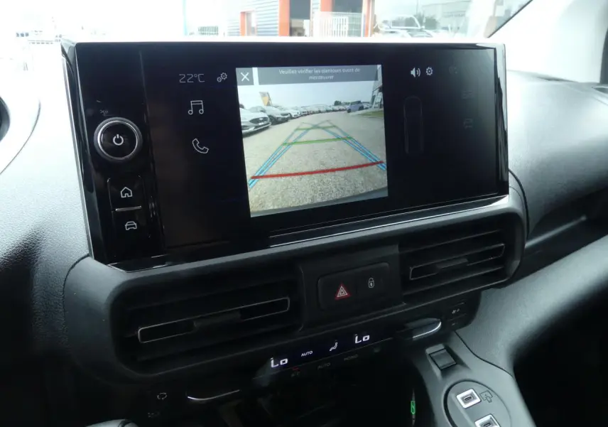 Écran tactile central du Peugeot Partner 2025 montrant la caméra de recul, tableau de bord noir moderne.