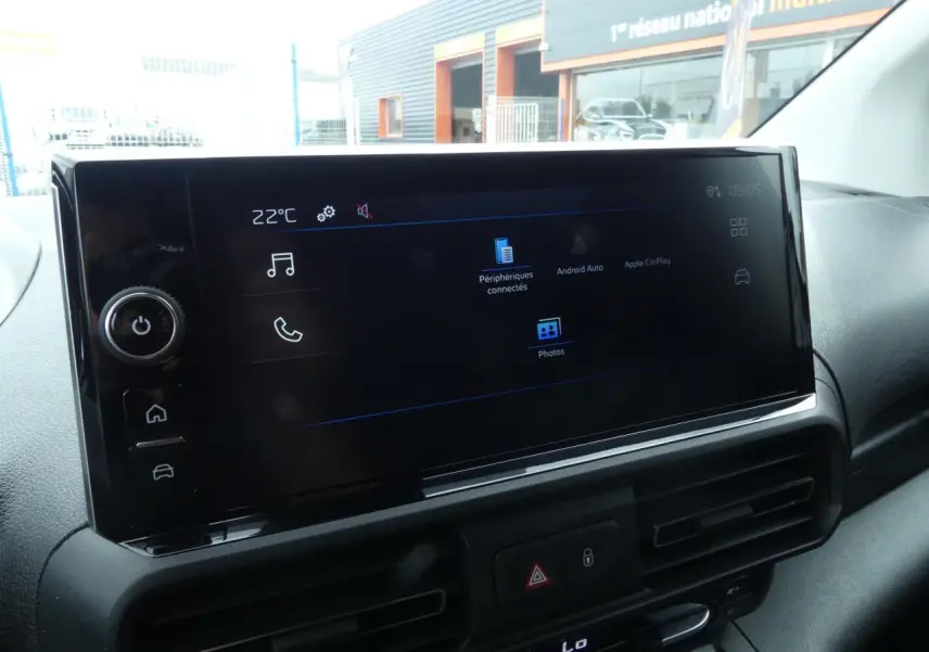 Écran tactile 10 pouces du tableau de bord du Peugeot Partner XL gris métallisé, affichant les options connectées.