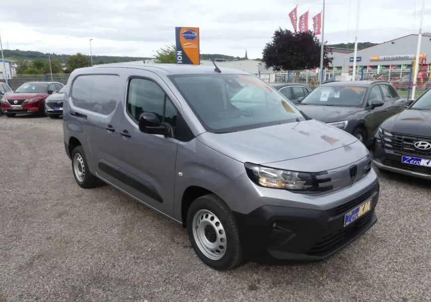 Peugeot Partner XL gris métallisé en 3/4 avant droit, fourgon utilitaire avec jantes tôle et calandre noire.