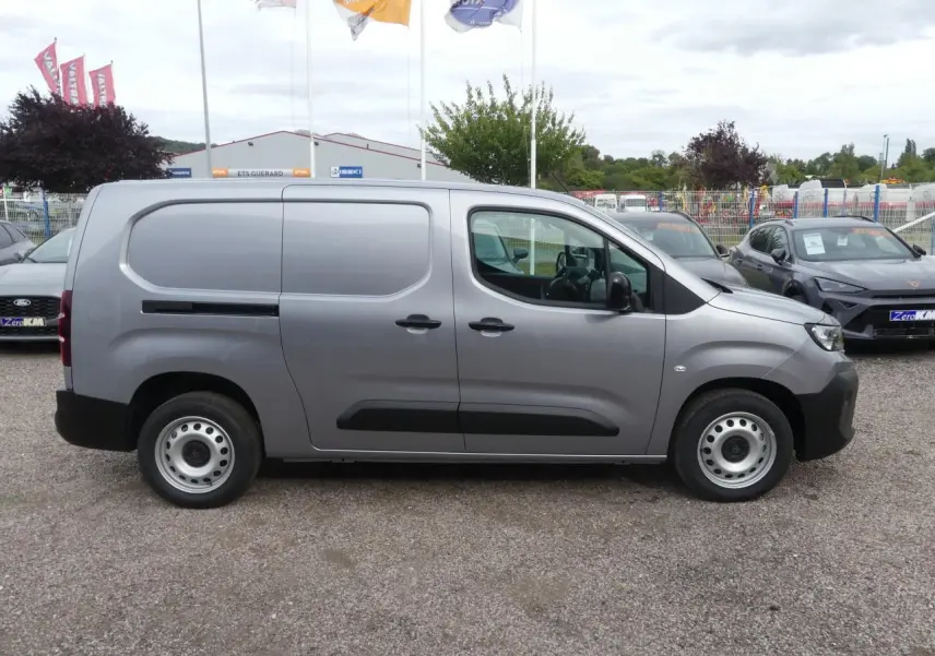 Vue latérale droite d'un Peugeot Partner XL gris métallisé avec portes coulissantes et jantes tôles 16 pouces.