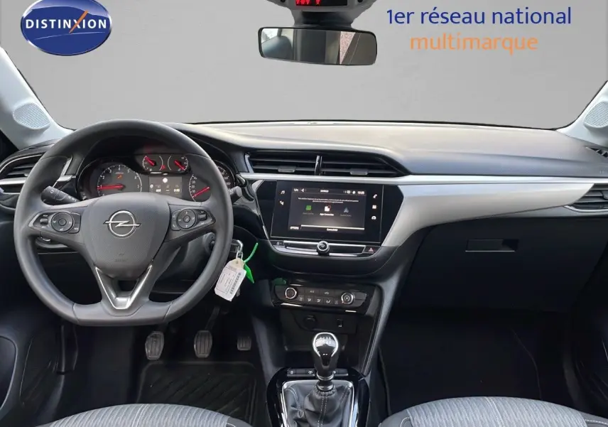 Intérieur de l'Opel Corsa 1.5 Turbo D 102ch 2022, vue du tableau de bord avec volant et levier de vitesse manuelle.