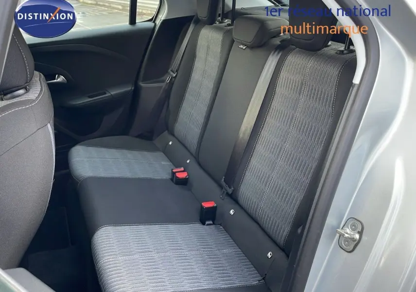 Vue intérieure sur la banquette arrière de l'Opel Corsa 2022, tissu gris et noir, porte arrière ouverte côté droit.