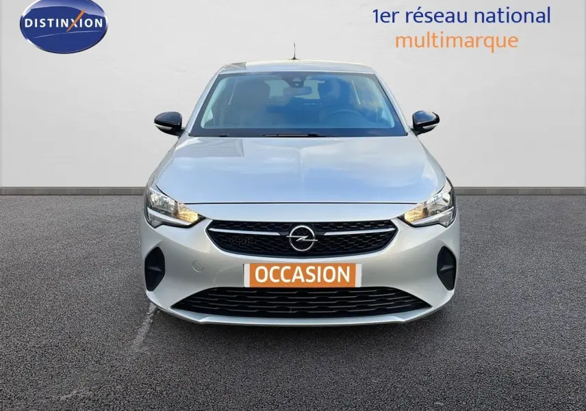 Opel Corsa 1.5 Turbo D gris kristall metal vue de face avec plaque occasion sur fond neutre.