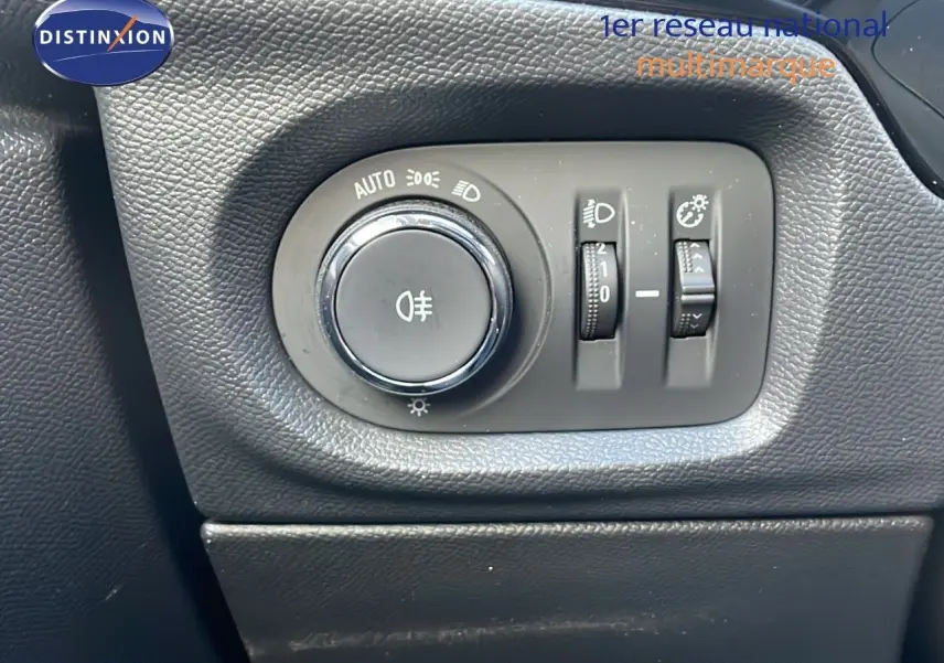 Gros plan sur les commandes d’éclairage intérieures d’une Opel Corsa gris Kristall Metal, version 2022.