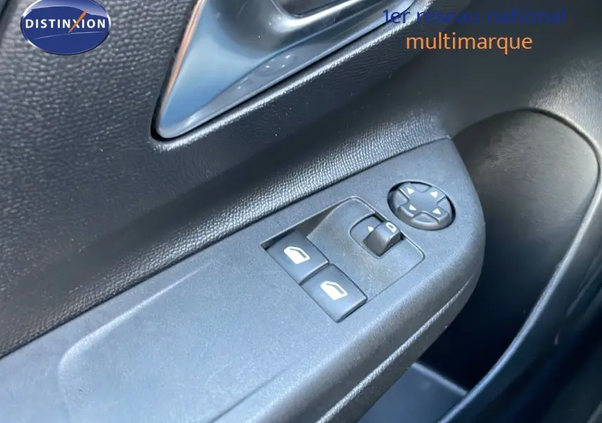 Gros plan sur les commandes des vitres et rétroviseurs côté gauche de l'Opel Corsa gris Kristall Metal 2022.