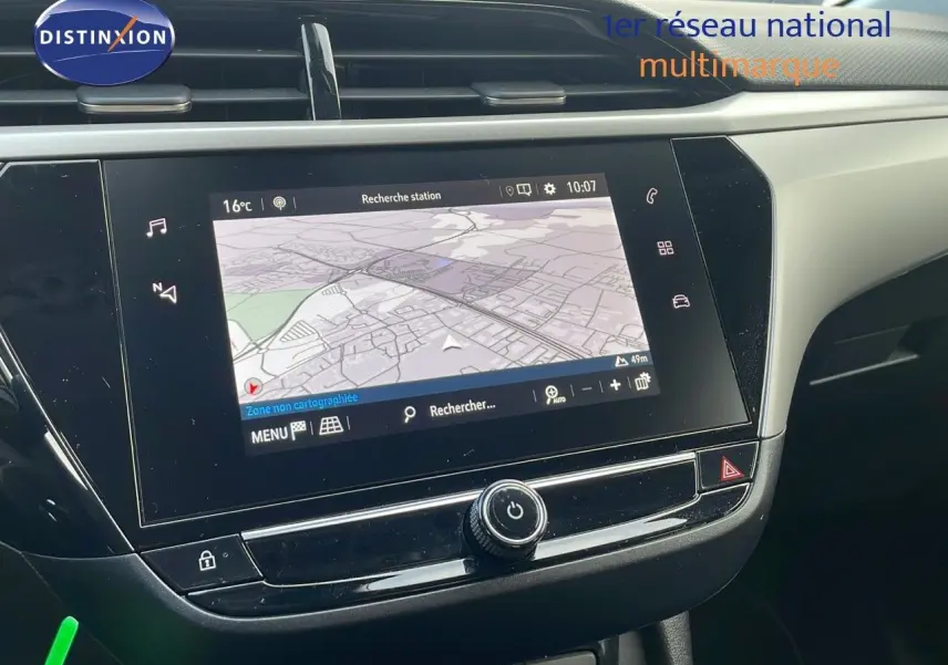 Vue rapprochée de l'écran tactile central avec navigation de l'Opel Corsa gris Kristall Metal 2022.