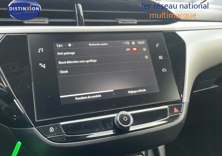 Écran tactile central de l'Opel Corsa 2022 gris Kristall Metal affichant les réglages de conduite et anti-patinage.