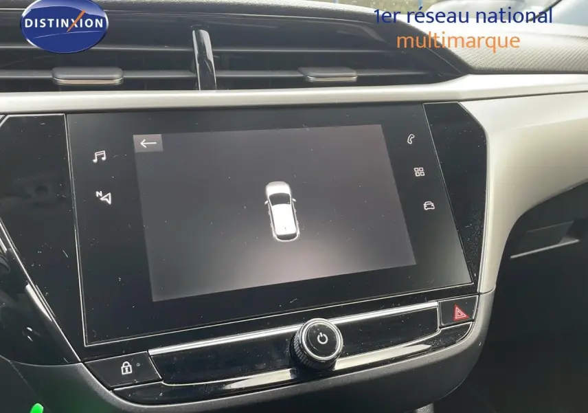 Écran tactile central de l'Opel Corsa gris Kristall Metal 2022 affichant une vue du véhicule en plan rapproché.
