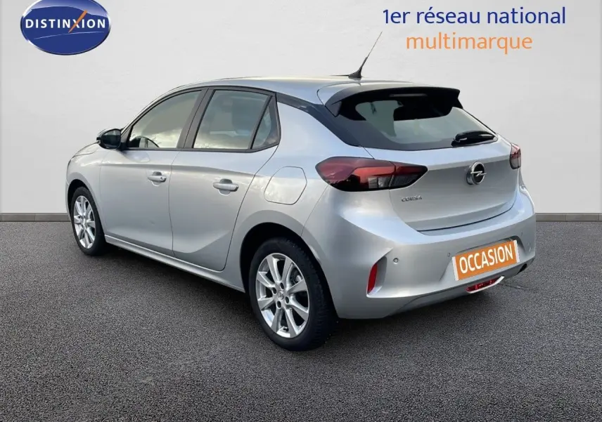 Opel Corsa 2022 gris kristall metal vue 3/4 arrière droit avec logo et plaque occasion visible