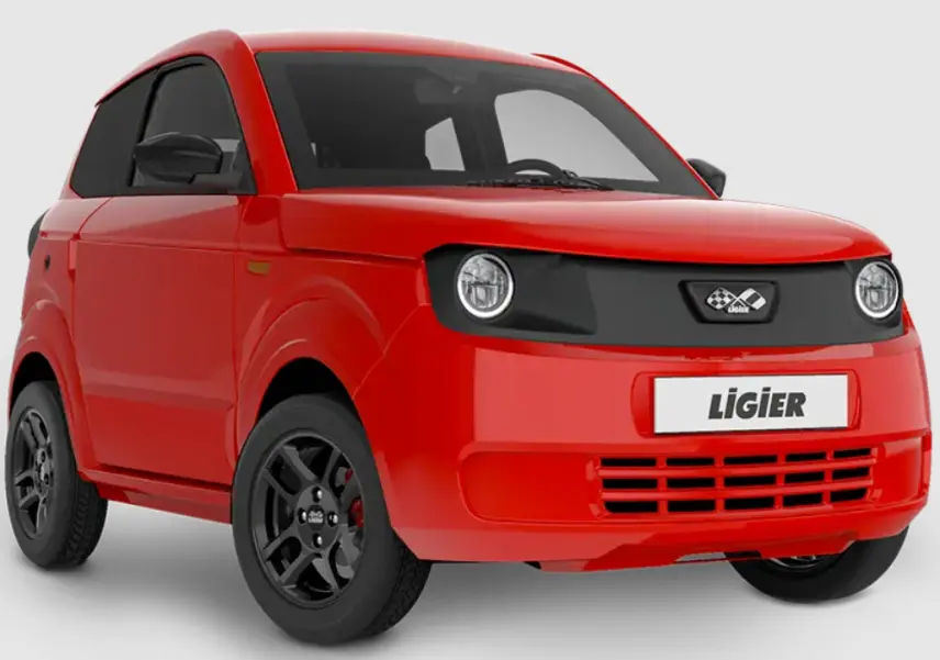 Vue 3/4 avant droite de la Ligier Myli 0.5 REVO D+ MAX rouge avec jantes alu noires et calandre noire distinctive.