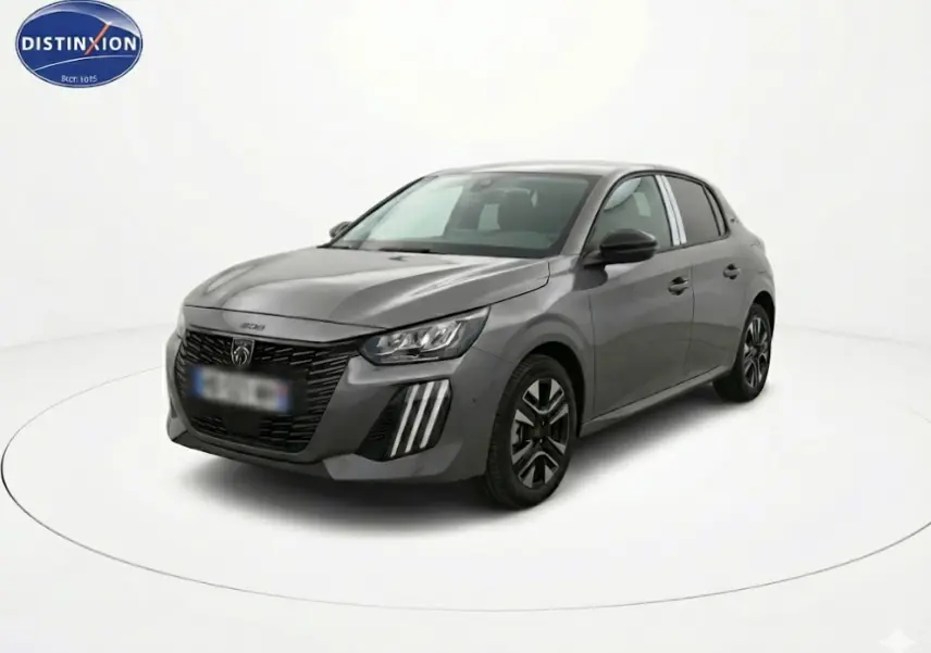 Peugeot 208 Hybrid 145 gris vue 3/4 avant droit, avec calandre noire et feux diurnes à LED distinctifs.