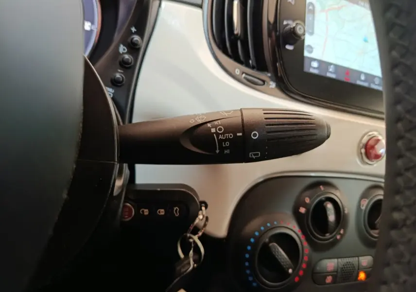 Gros plan sur la commande d'essuie-glace côté gauche du tableau de bord blanc de la Fiat 500 Hybrid 2022.