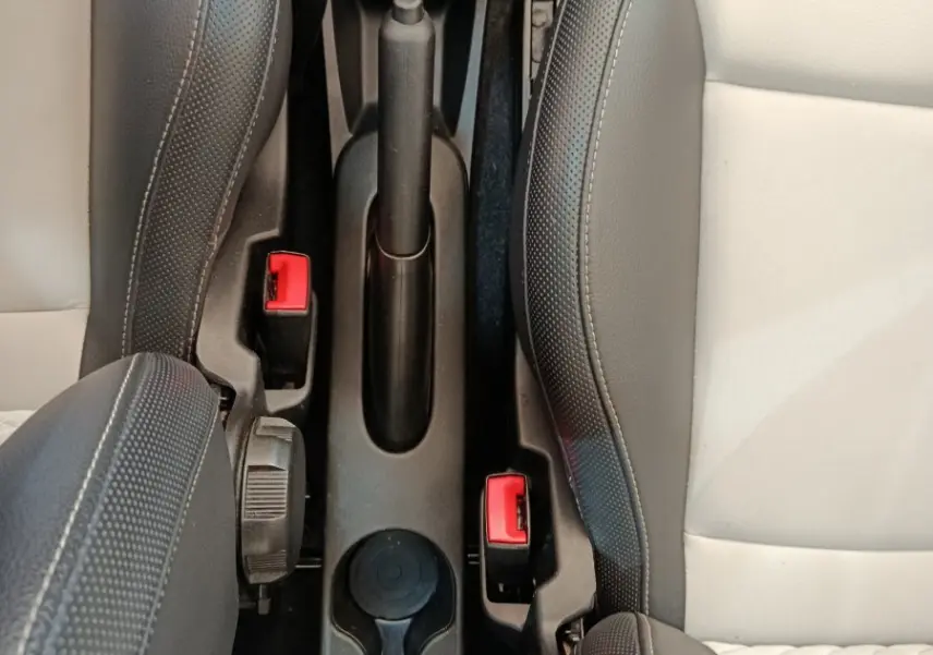 Vue plongeante sur la console centrale et les sièges bi-ton blanc et noir de la Fiat 500 Hybrid 2022.