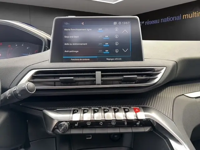 Vue rapprochée de la console centrale tactile 7 pouces et de la climatisation digitale de la Peugeot 208 gris platinium.