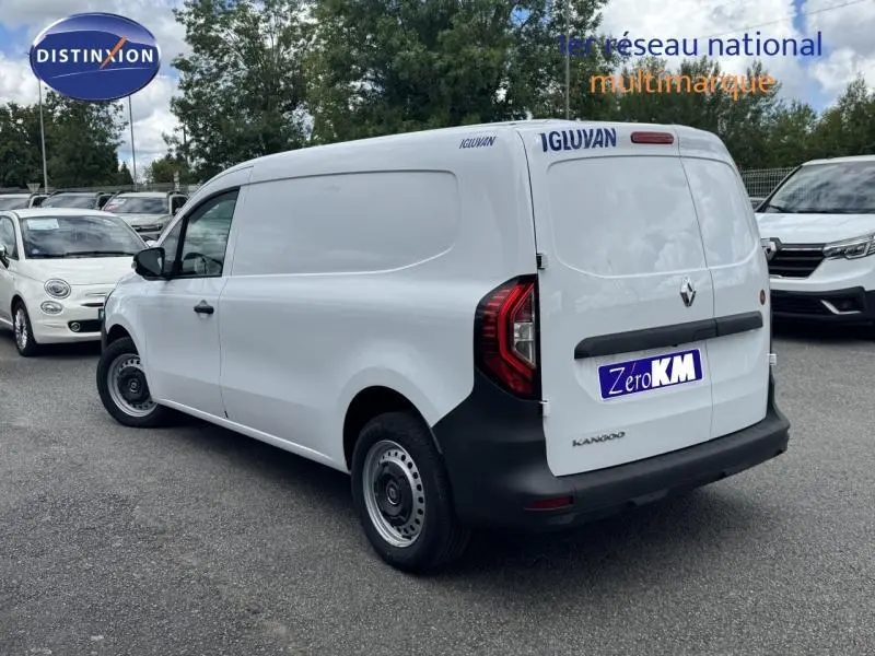 Renault Kangoo Van blanc vue 3/4 arrière droit avec caisse isotherme et logo Igluvan sur porte arrière.