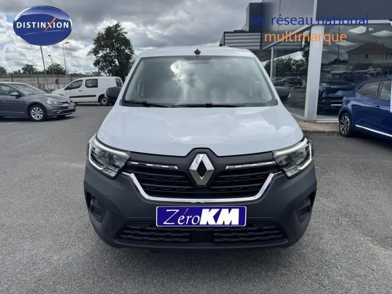 Vue avant d'un Renault Kangoo Van L2 blanc avec calandre noire et logo Renault bien visible sur un parking.