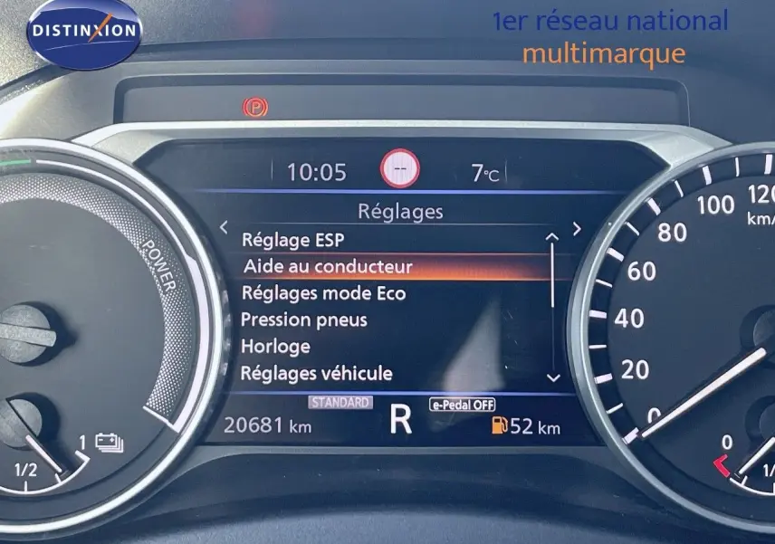 Tableau de bord numérique du Nissan Juke gris, affichant les réglages et la vitesse au ralenti.