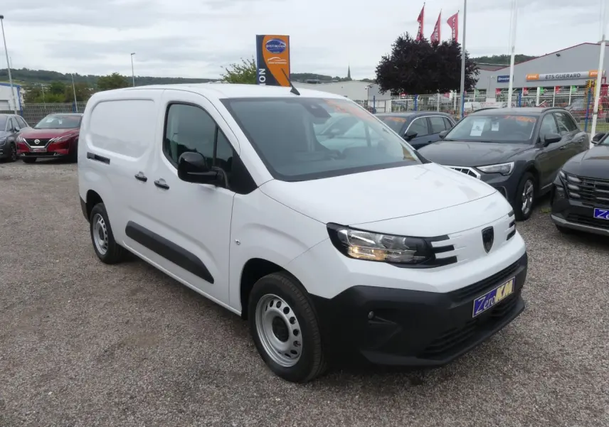 Peugeot Partner XL blanc vu en 3/4 avant droit avec boucliers noirs et jantes tôles grises