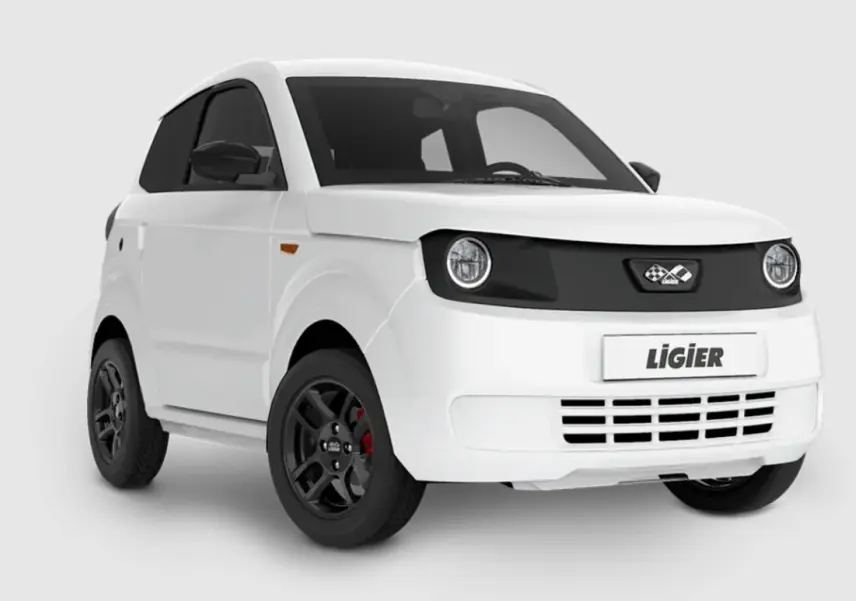 Vue 3/4 avant du Ligier Myli blanc 2026 avec jantes alu noires et calandre noire distinctive.