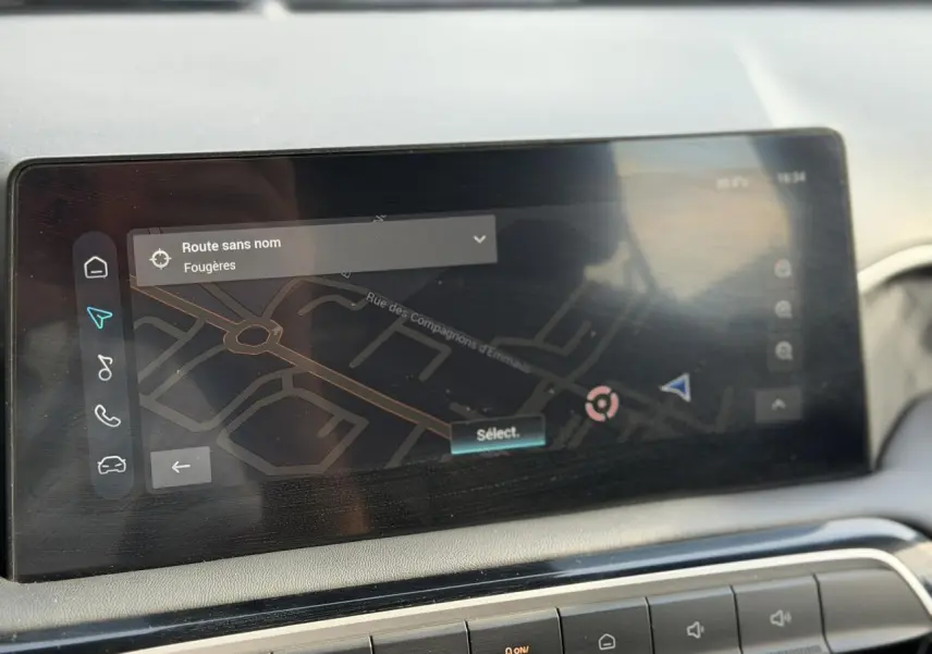 Écran tactile central du MG3 2025 affichant la navigation avec carte et commandes multimédia intégrées.