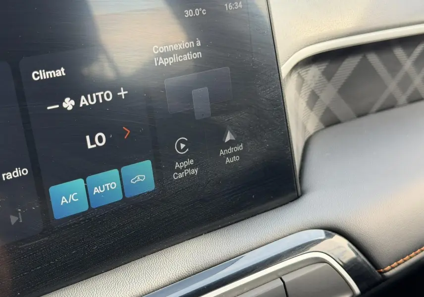 Détail de l’écran tactile central du MG3 2025 montrant les options Apple CarPlay et Android Auto, avec tableau de bord gris.