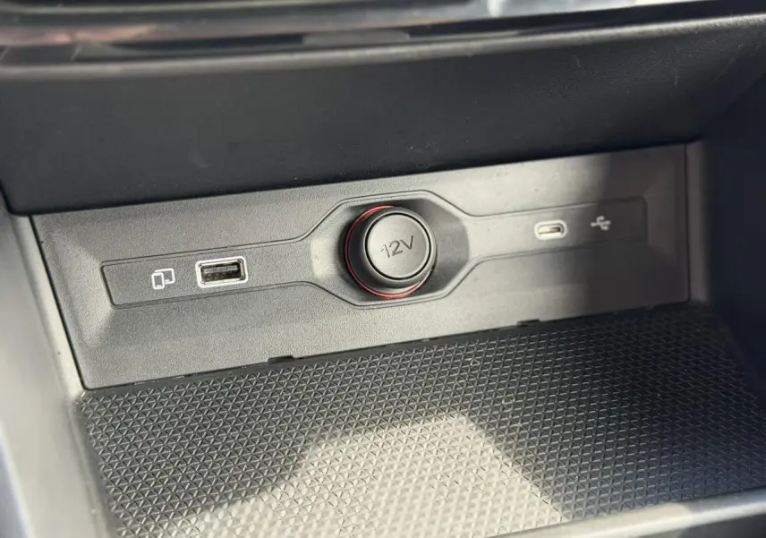 Prise USB, prise USB-C et allume-cigare 12V en gros plan dans l’habitacle du MG3 2025.