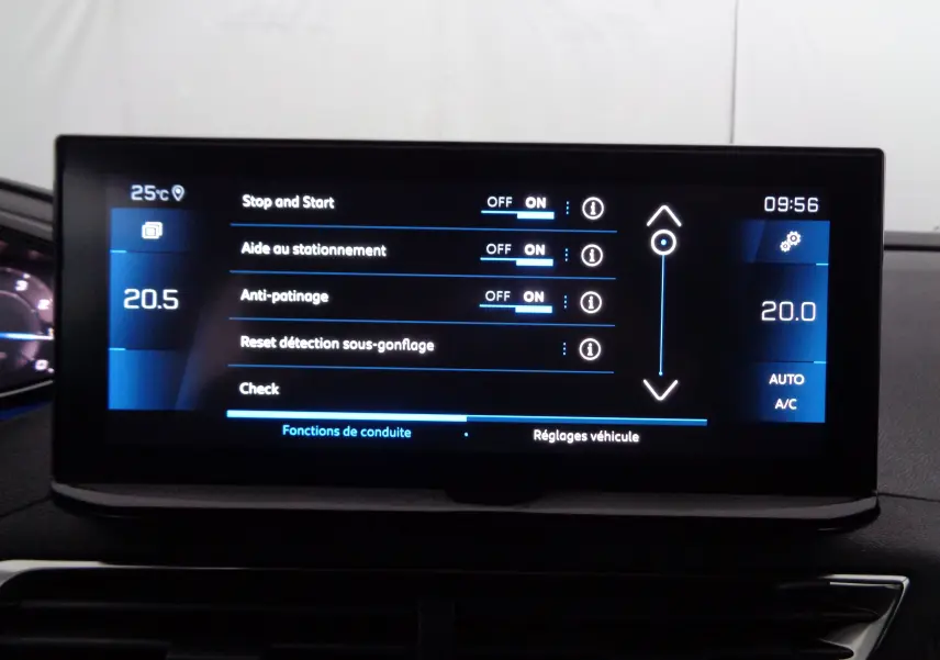 Écran tactile central du Peugeot 3008 2023 affichant les réglages d'aide à la conduite et climatisation.