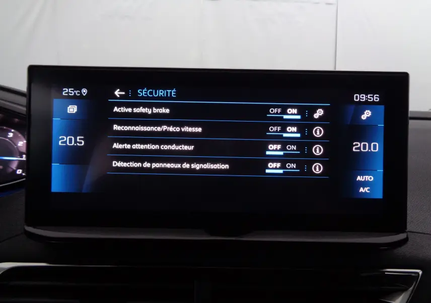 Écran tactile intérieur du Peugeot 3008 2023 affichant les réglages de sécurité et la climatisation.