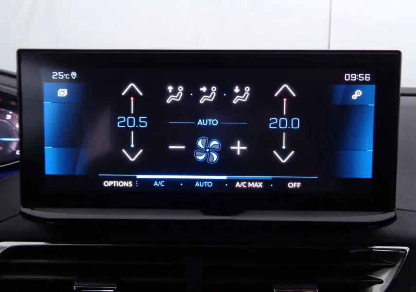 Écran tactile central du Peugeot 3008 2023 affichant les réglages de la climatisation automatique avec température à 20,5° et 20,0°.