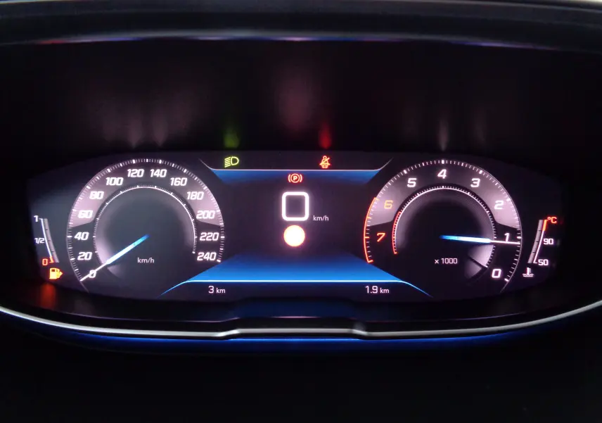 Tableau de bord numérique du Peugeot 3008 gris Artense, affichant vitesse à 0 km/h et compte-tours au ralenti.