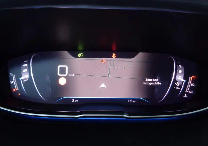 Tableau de bord numérique du Peugeot 3008 2023 affichant la vitesse à zéro et une zone non cartographiée.