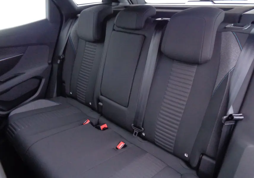 Vue intérieure arrière des sièges noirs du Peugeot 3008 2023 avec ceintures et appuie-têtes intégrés.